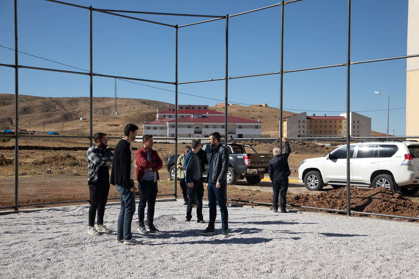 Bitlis Belediyesi mahallelerde semt sahalarının yapımına başladı Bitlis Belediyesi mahallelerde semt sahalarının yapımına başladı